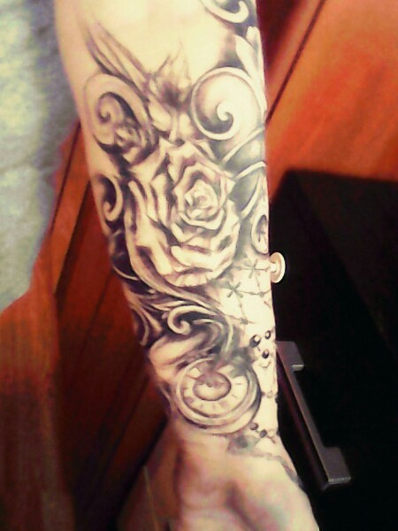 Фотография татуировки под названием «часы и роза»