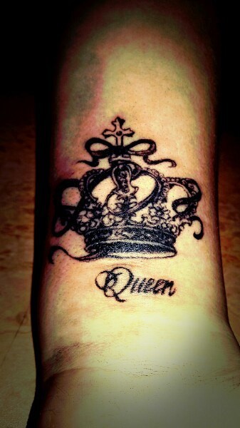 Фотография татуировки под названием «корона и надпись»