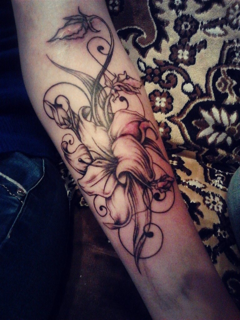 Фотография татуировки под названием «лилия»