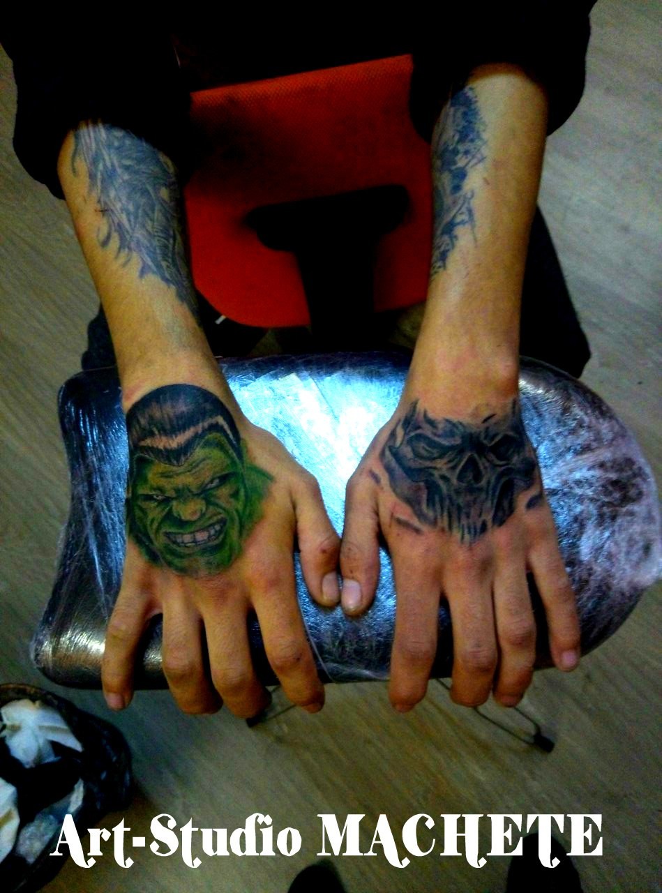 Фотография татуировки под названием «Шрек и череп»