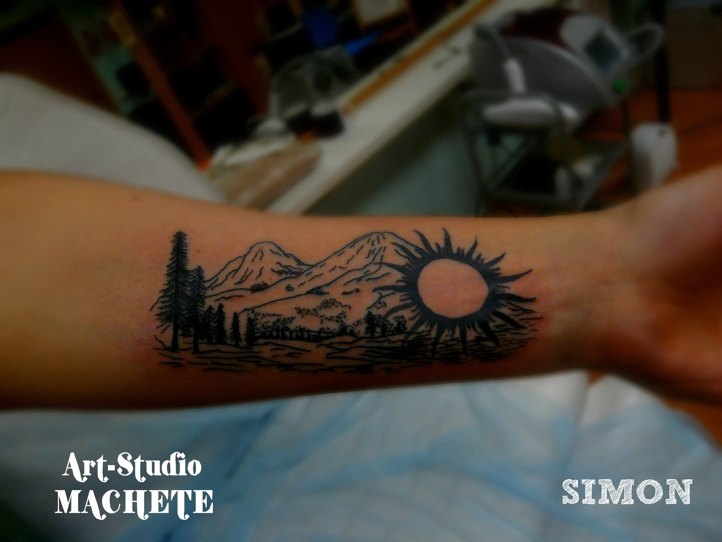 Фотография татуировки под названием «Природа, горы, деревья»