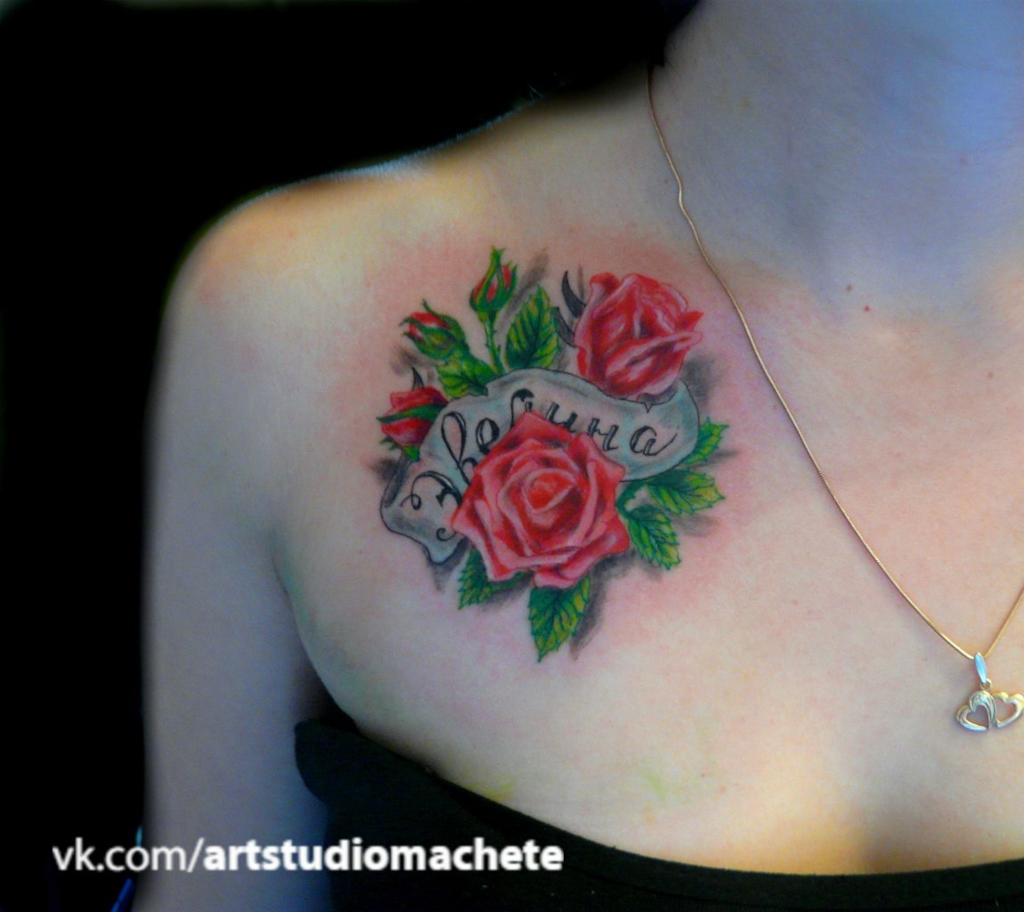 Фотография татуировки под названием «Две розы с лентой и надписью»
