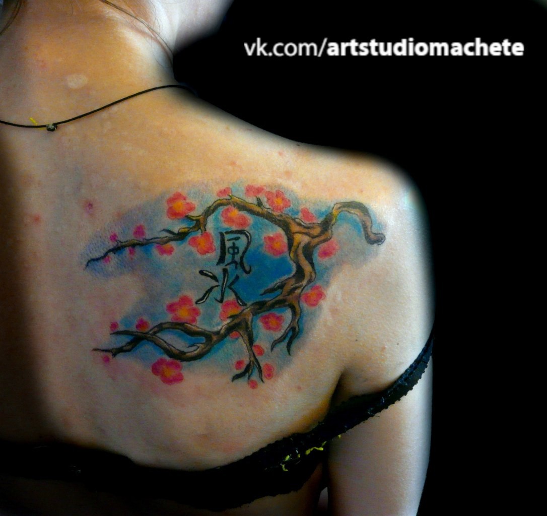 Фотография татуировки под названием «Ветка сакуры и иероглиф»
