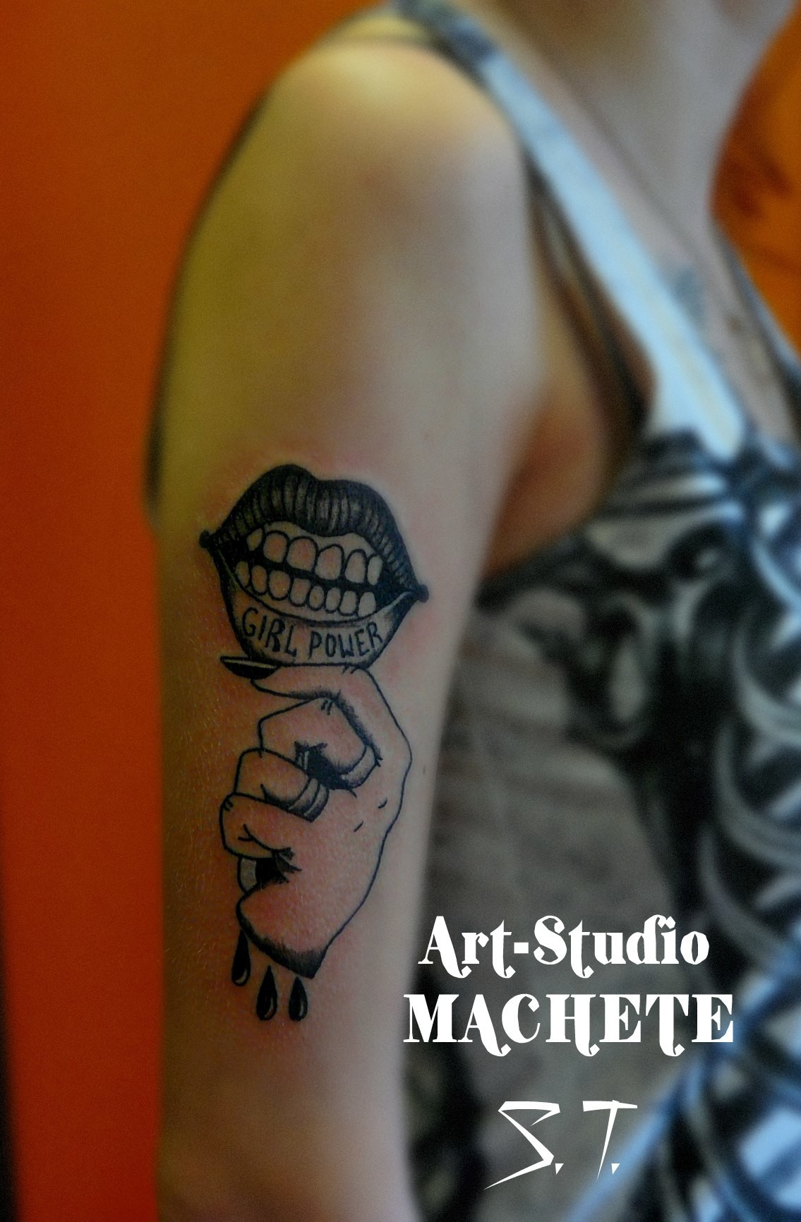 Фотография татуировки под названием «Губы с рукой»