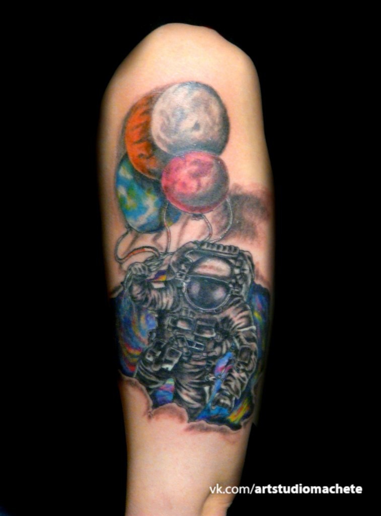 Фотография татуировки под названием «Космонавт с шариками»