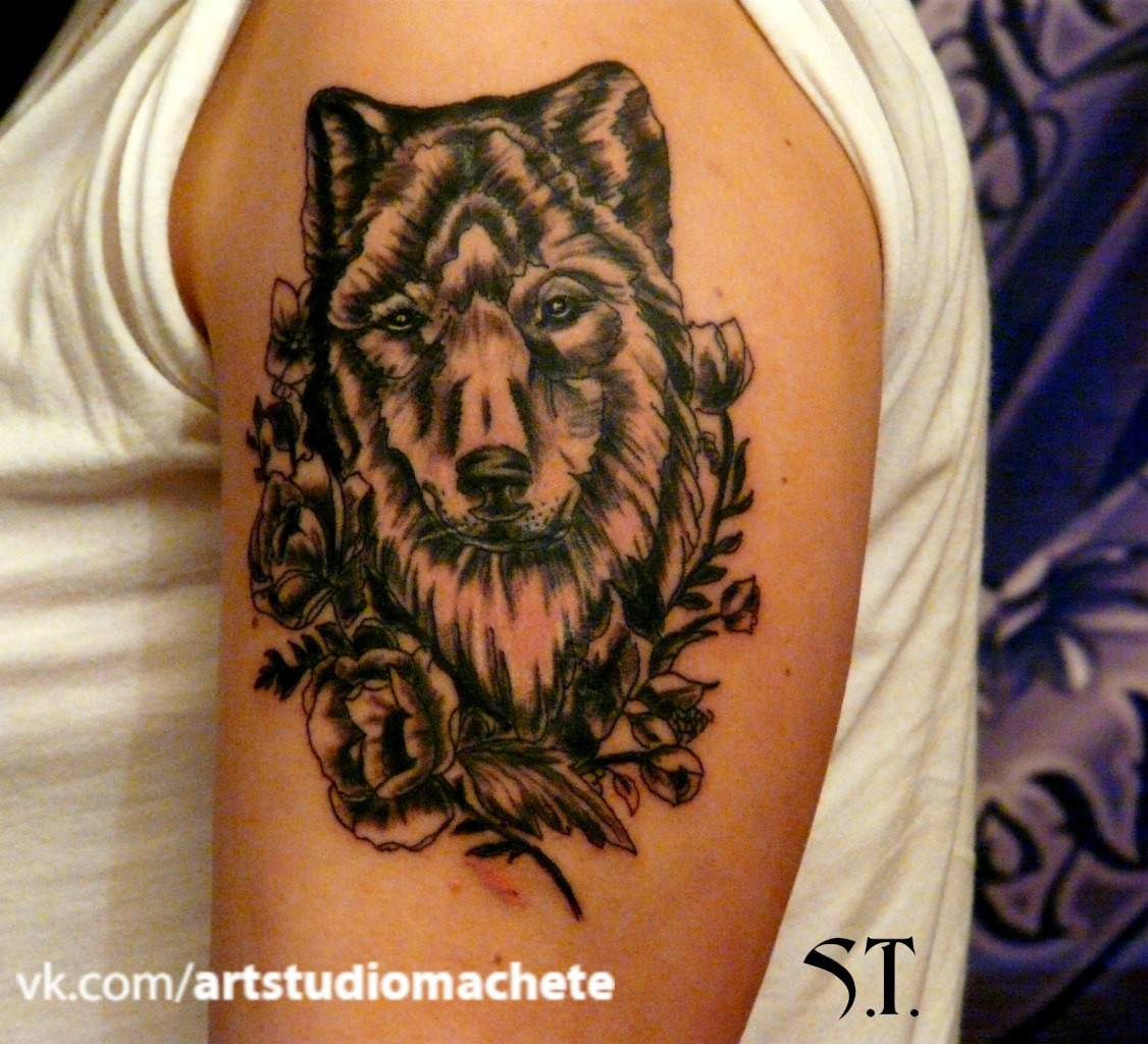 Фотография татуировки под названием «Волк в цветах»