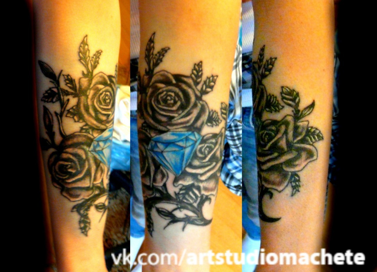 Фотография татуировки под названием «Черные розы и алмаз»