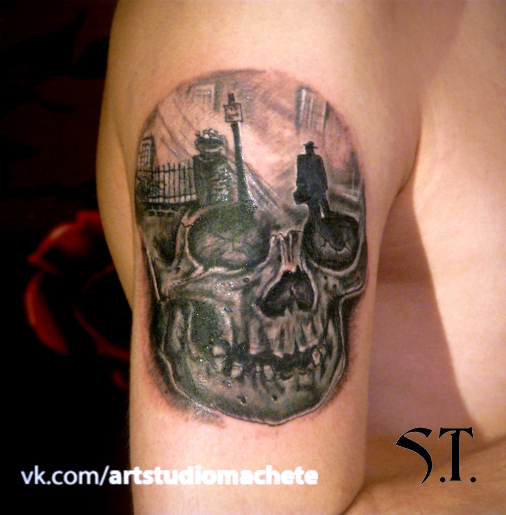 Фотография татуировки под названием «Череп и улица с человеком»