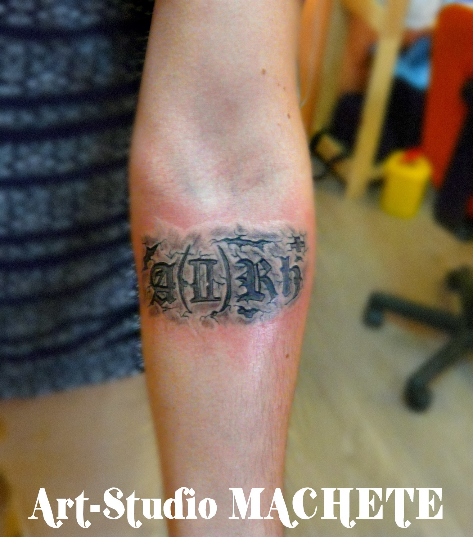Фотография татуировки под названием «Надпись в камне»