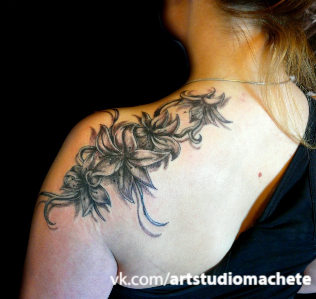 Фотография татуировки под названием «Лилии»