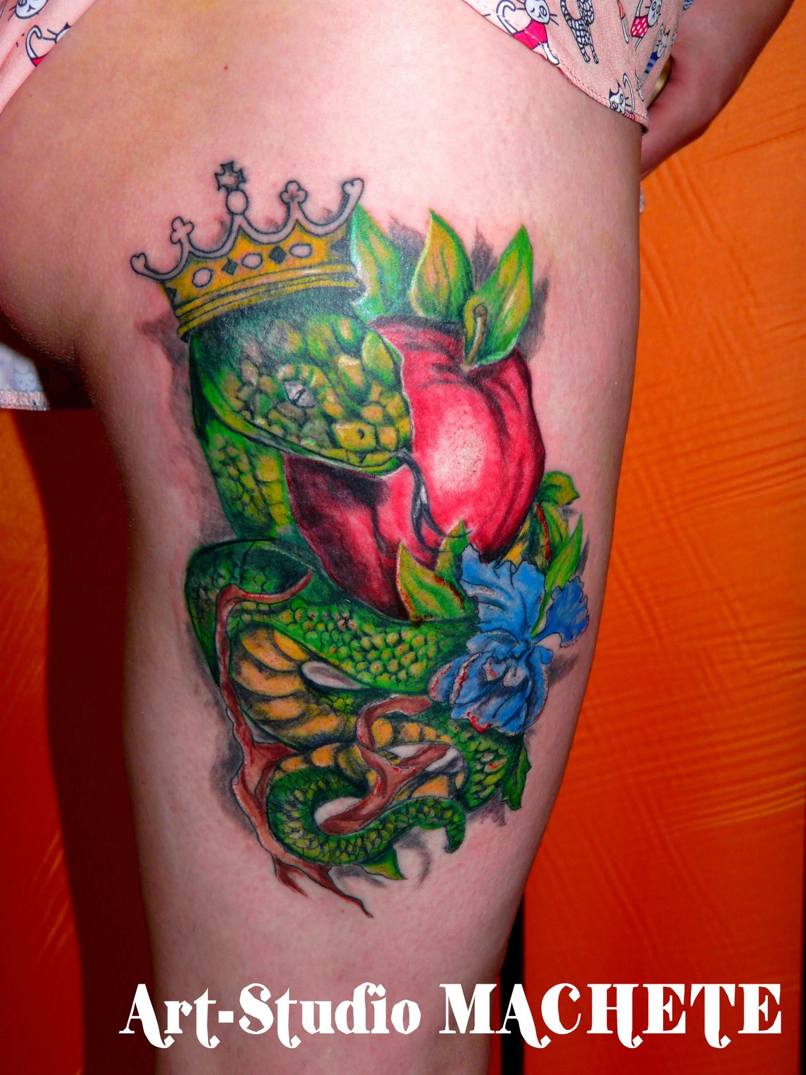 Фотография татуировки под названием «Змея в короне и яблоко»