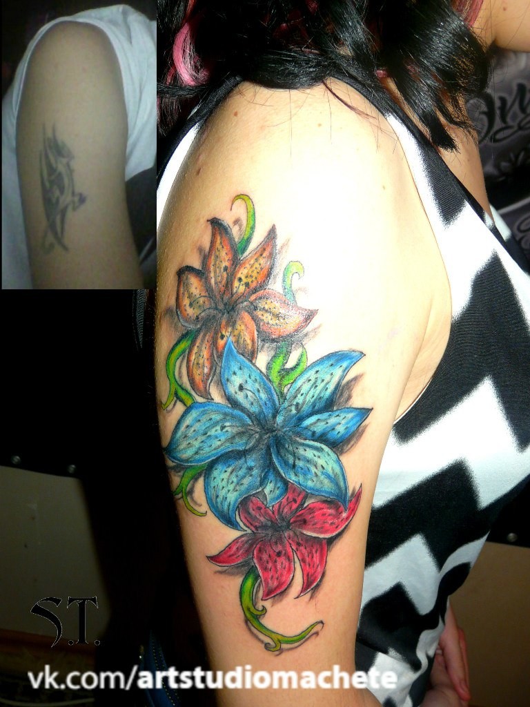 Фотография татуировки под названием «Три лилии»