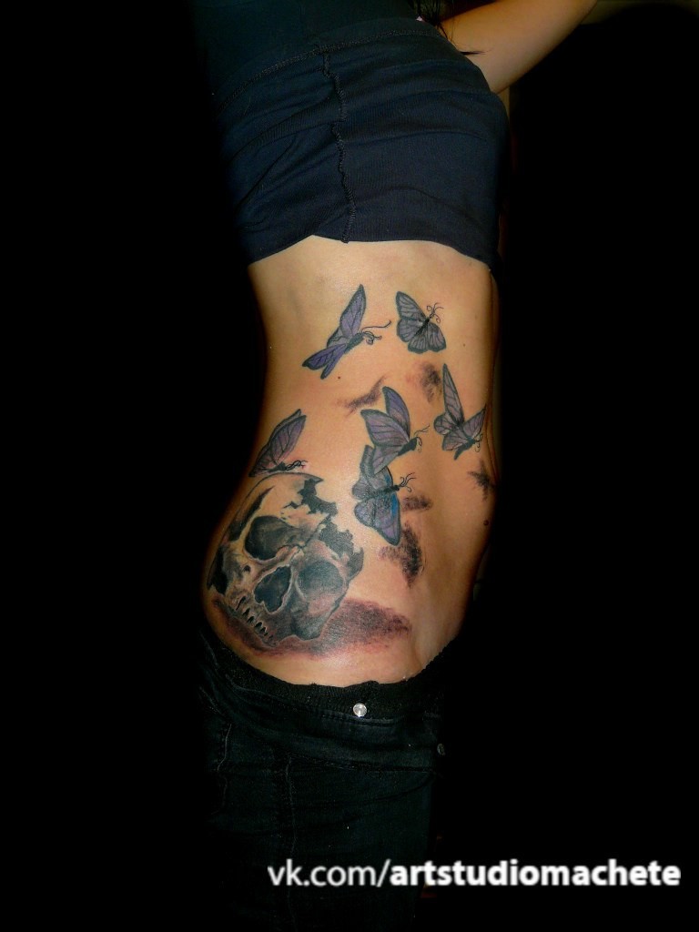 Фотография татуировки под названием «Череп и бабочки»