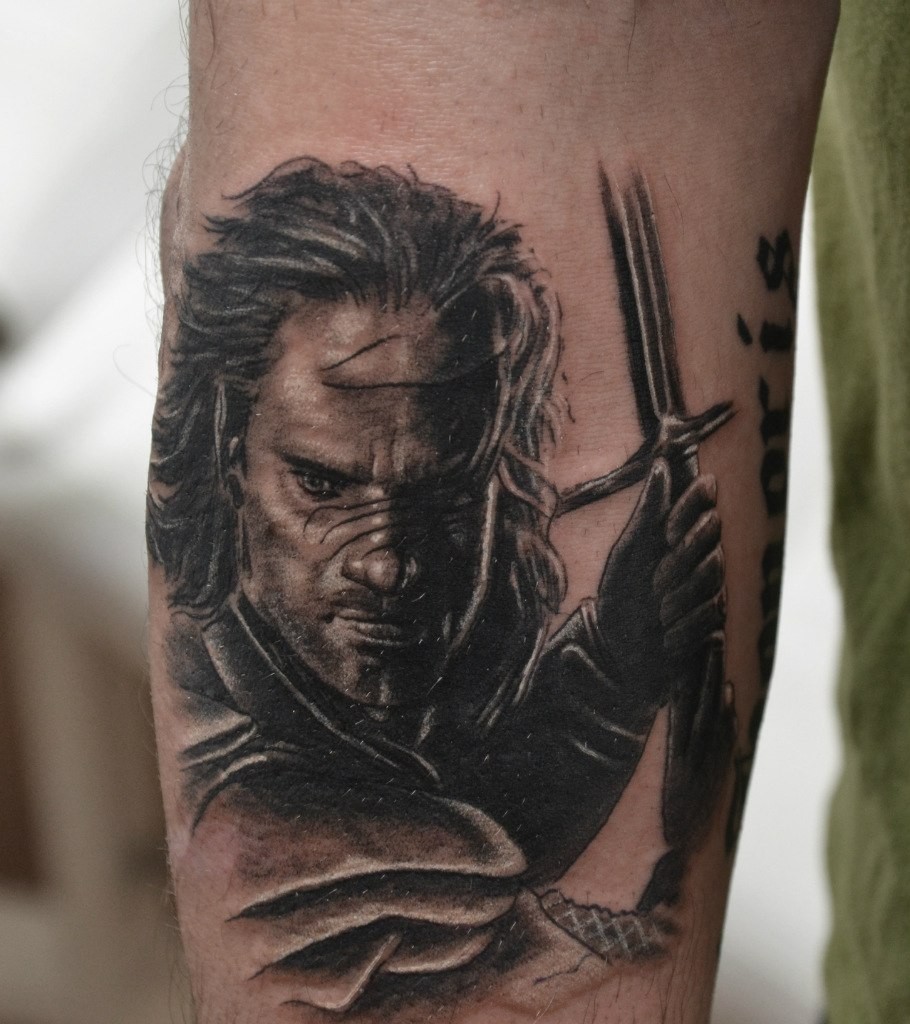 Фотография татуировки под названием «Человек с мечом»