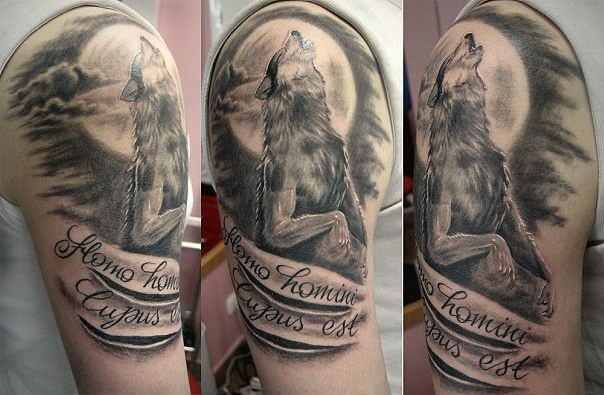 Фотография татуировки под названием «Волк воет на луну и надпись»