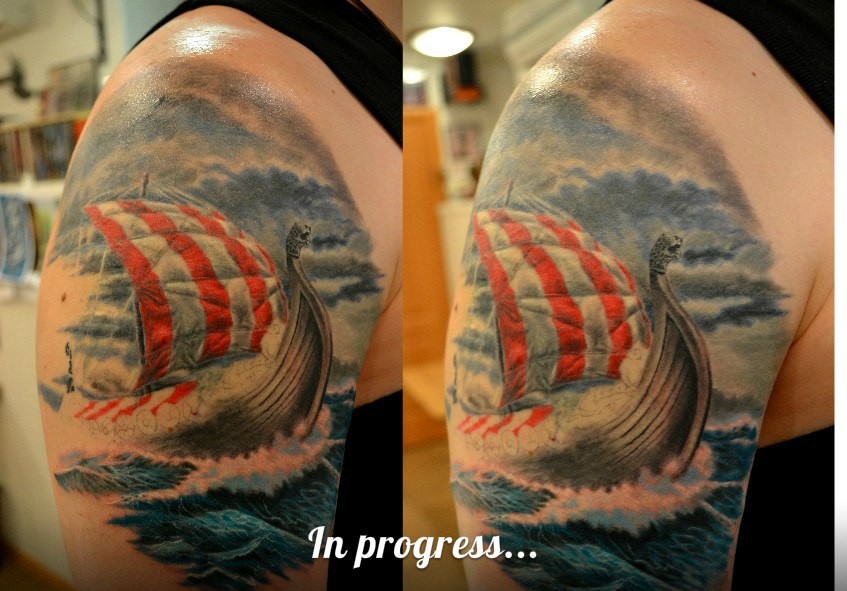 Фотография татуировки под названием «Парусник и волны»