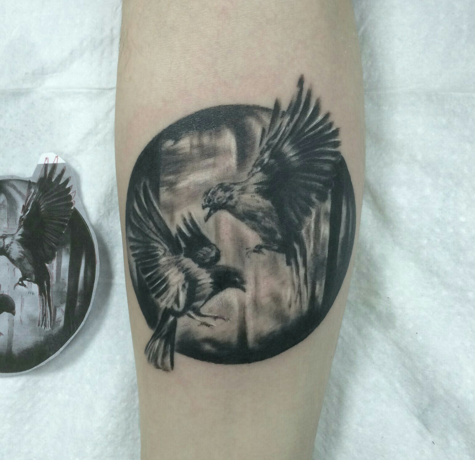 Фотография татуировки под названием «Две птицы на фоне луны»
