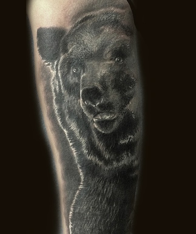 Фотография татуировки под названием «Медведь чб»