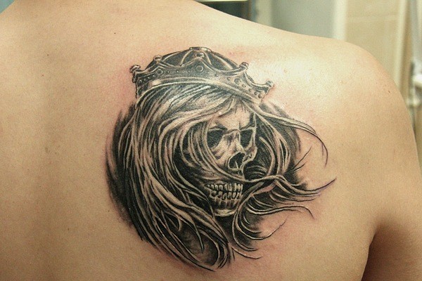 Фотография татуировки под названием «Череп с волосами в короне»