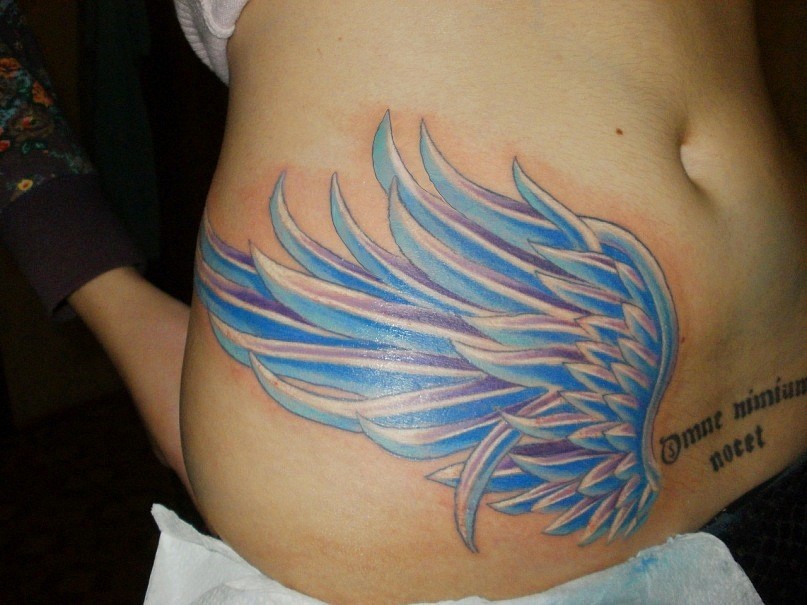 Фотография татуировки под названием «Крыло голубое»