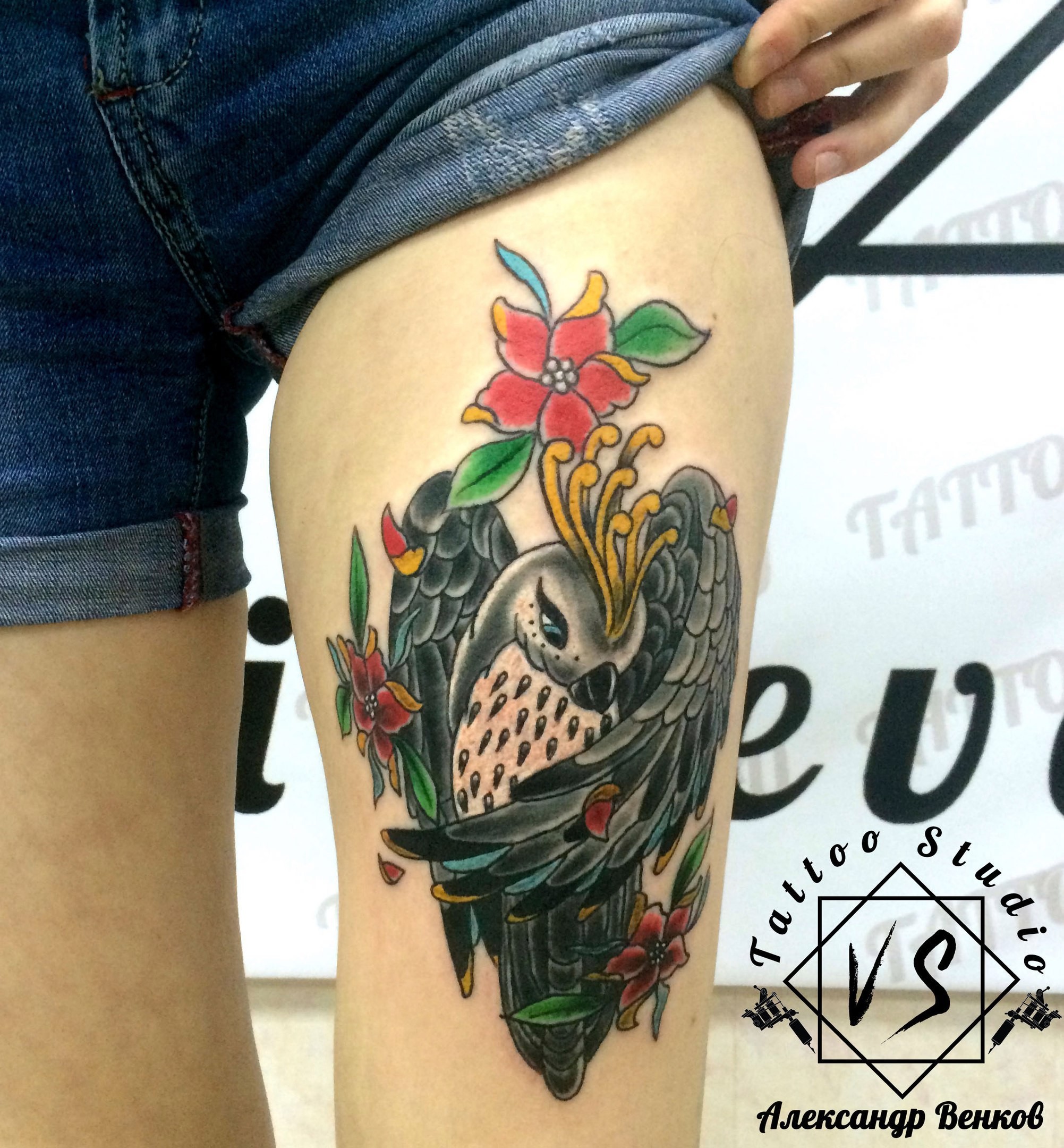 Фотография татуировки под названием «Ласточка с цветком»