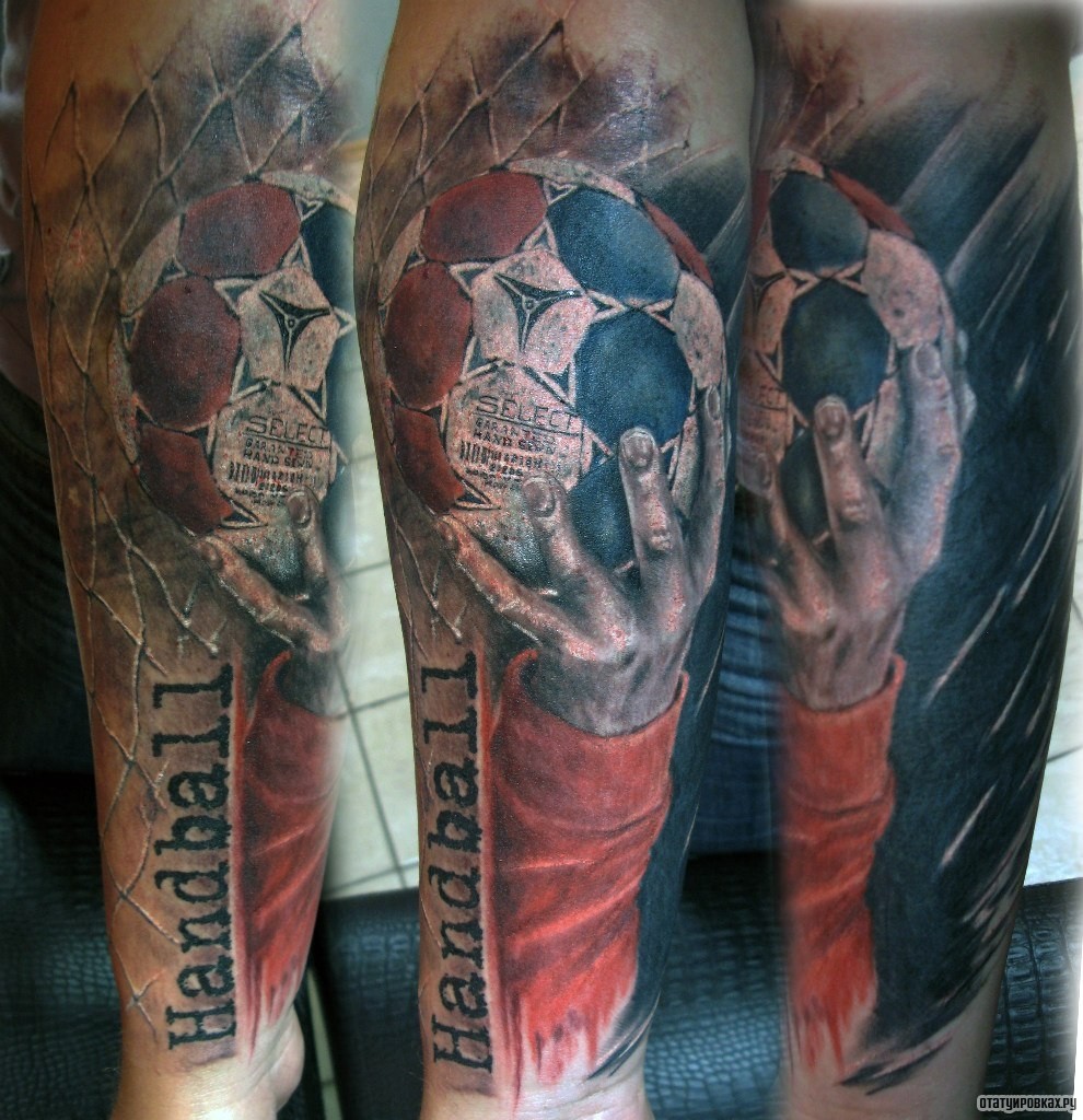 Фотография татуировки под названием «Рука с мячом»