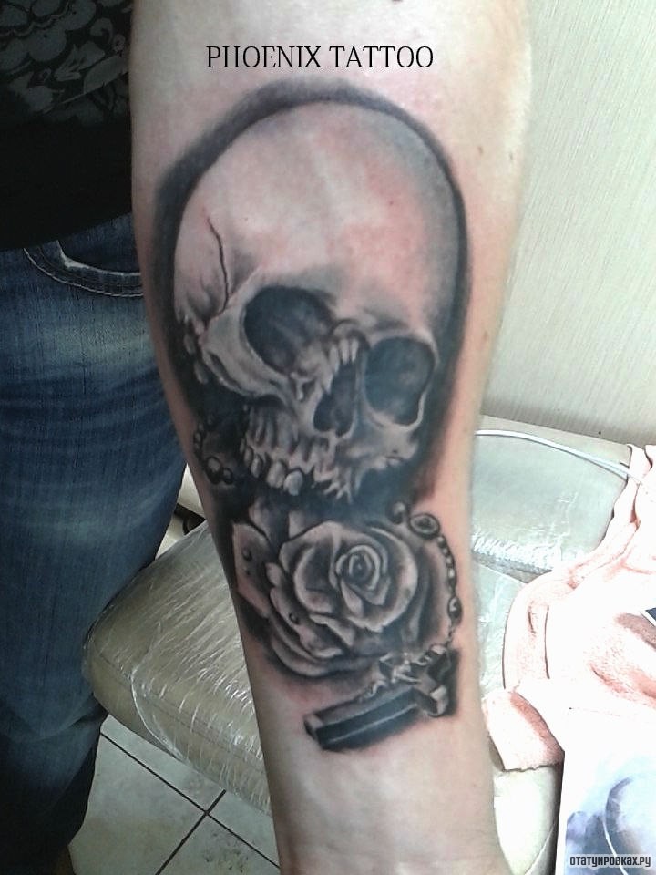 Фотография татуировки под названием «Череп, роза и крест»