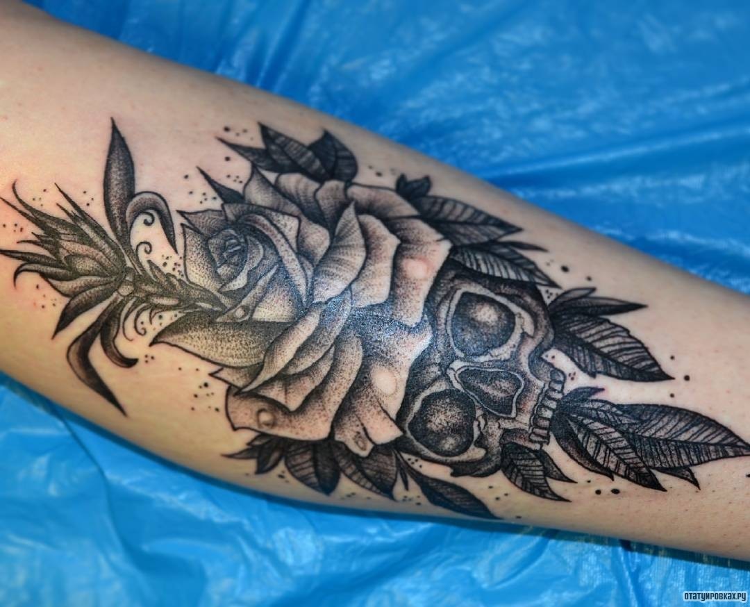Фотография татуировки под названием «Череп и роза»