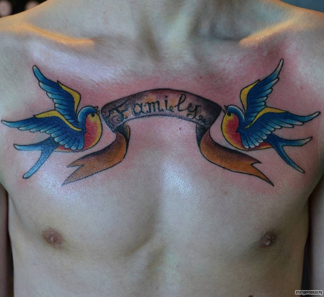 Фотография татуировки под названием «Ласточки с лентой»