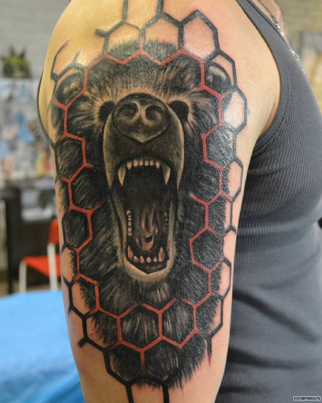 Фотография татуировки под названием «Медведь за решеткой»