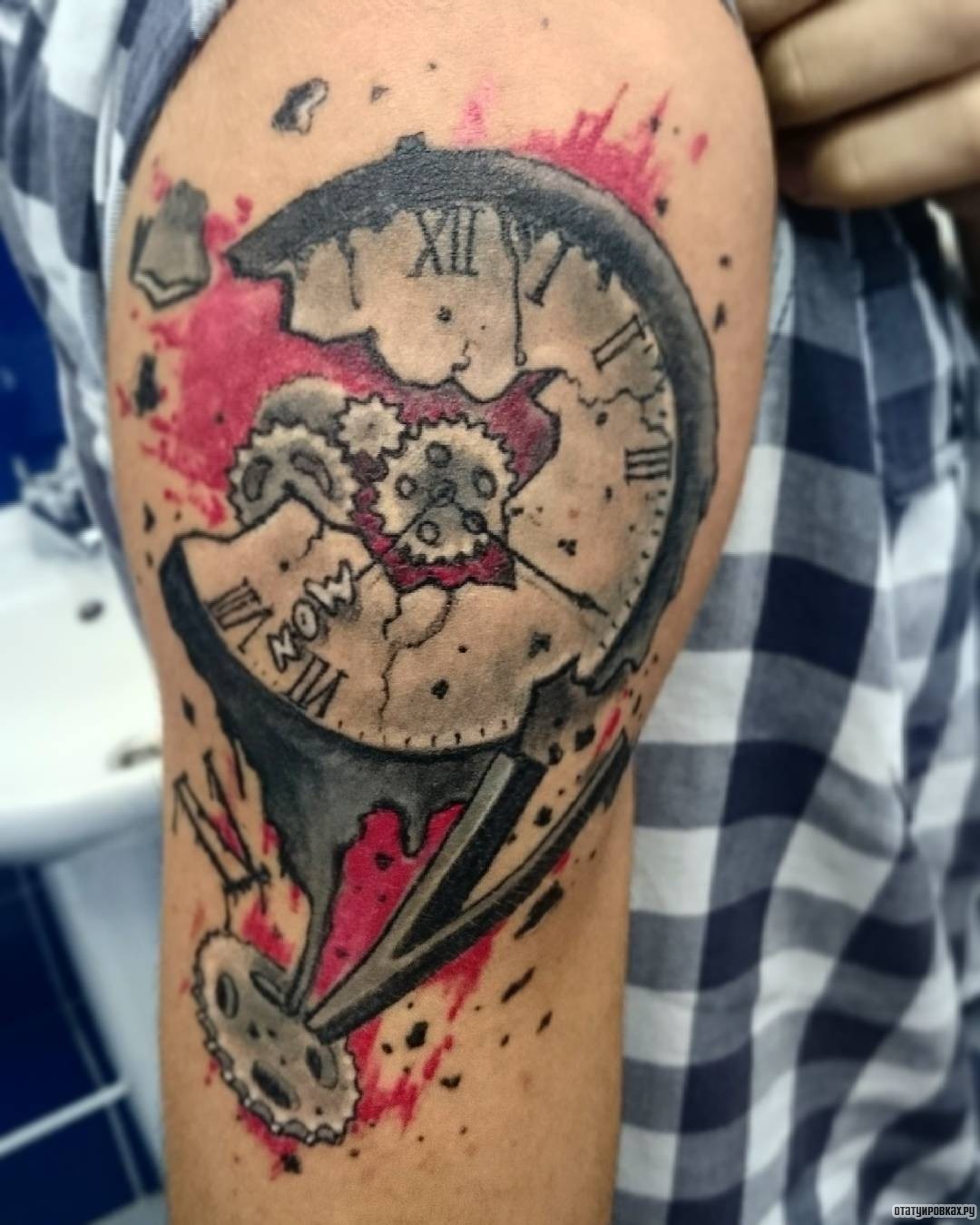 Фотография татуировки под названием «Разбитые часы»