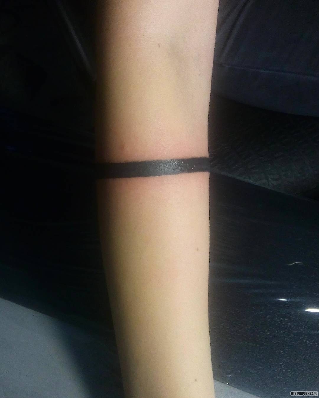 Фотография татуировки под названием «Черный браслет»