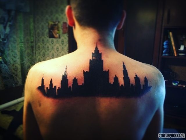 Фотография татуировки под названием «Город в черном цвете»