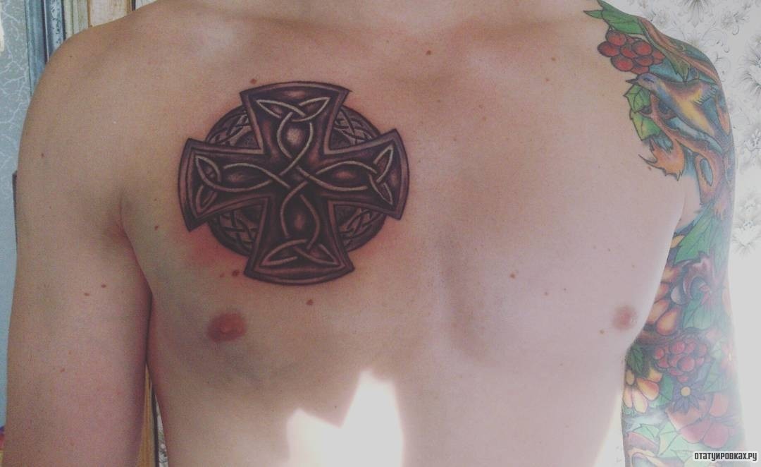 Фотография татуировки под названием «Крест в кельтском стиле»