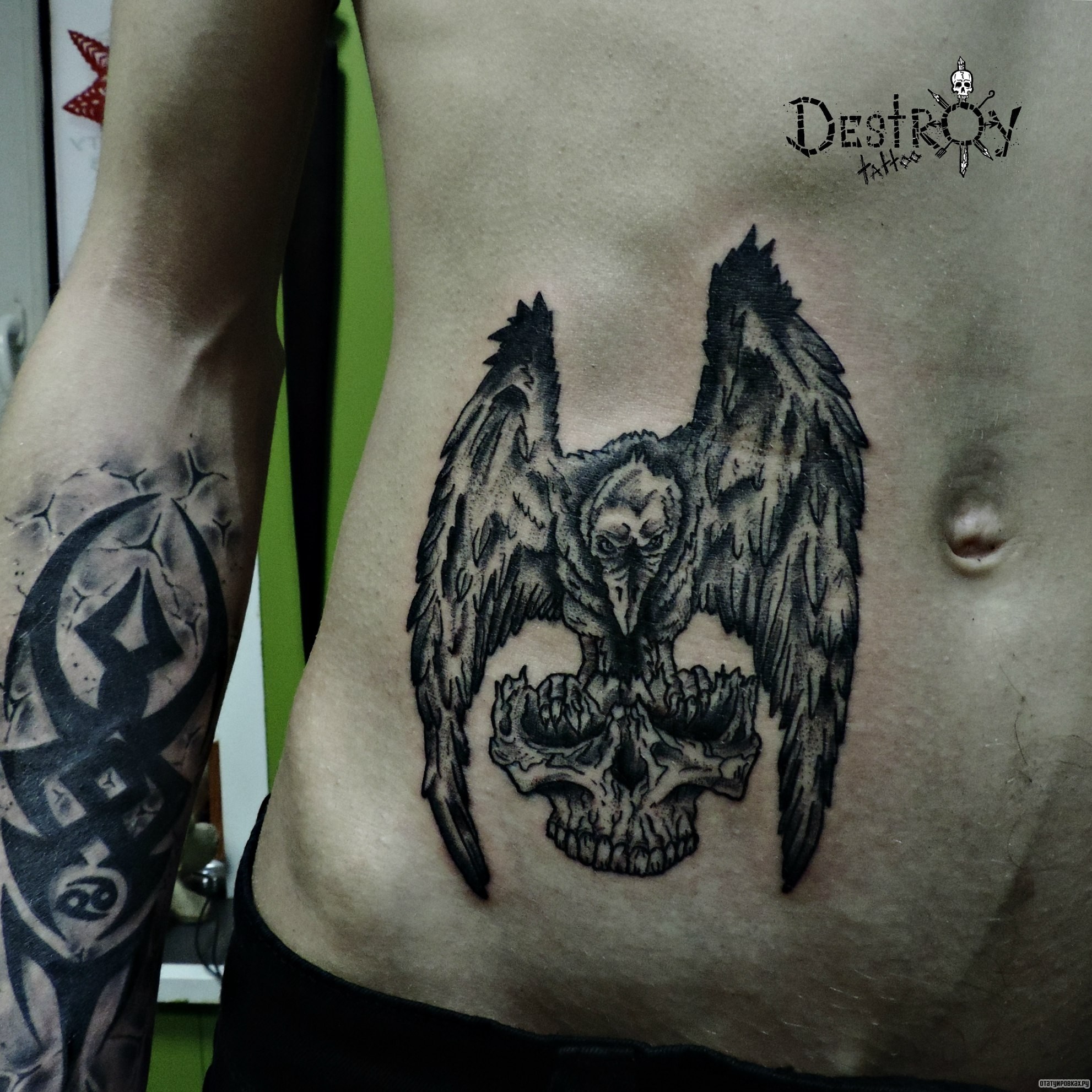 Фотография татуировки под названием «Ворон и череп»