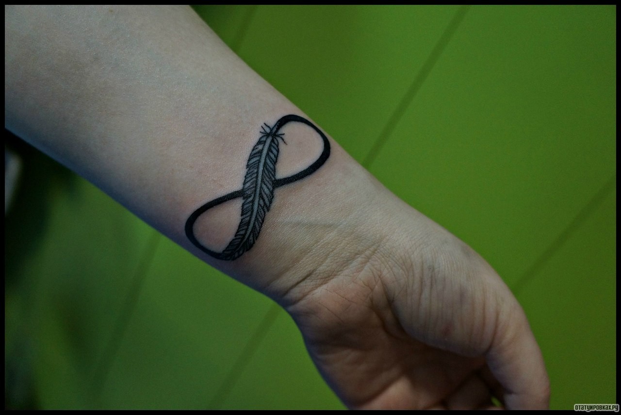 Фотография татуировки под названием «Бесконечность в виде пера»
