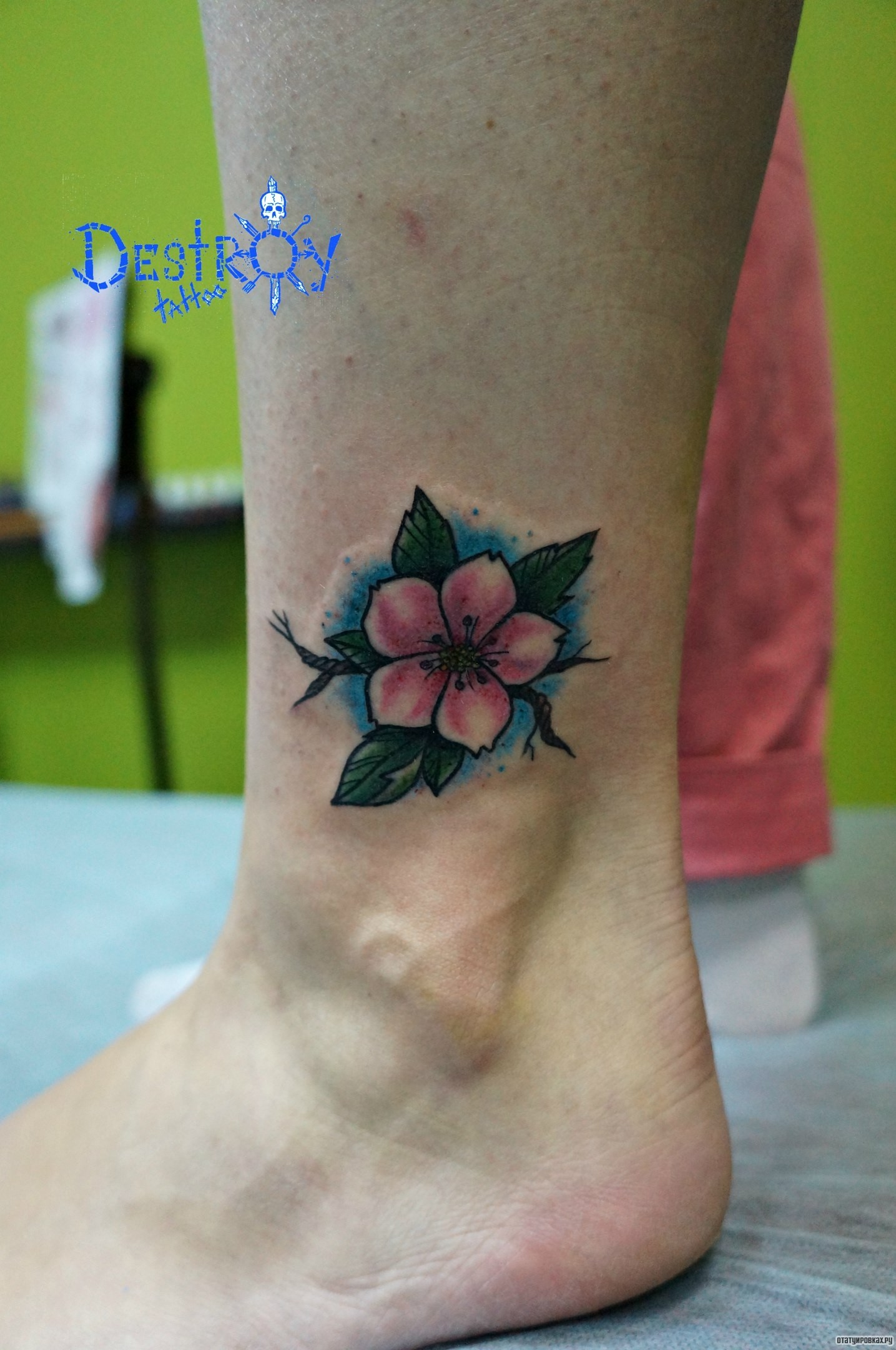 Фотография татуировки под названием «Цветочек»