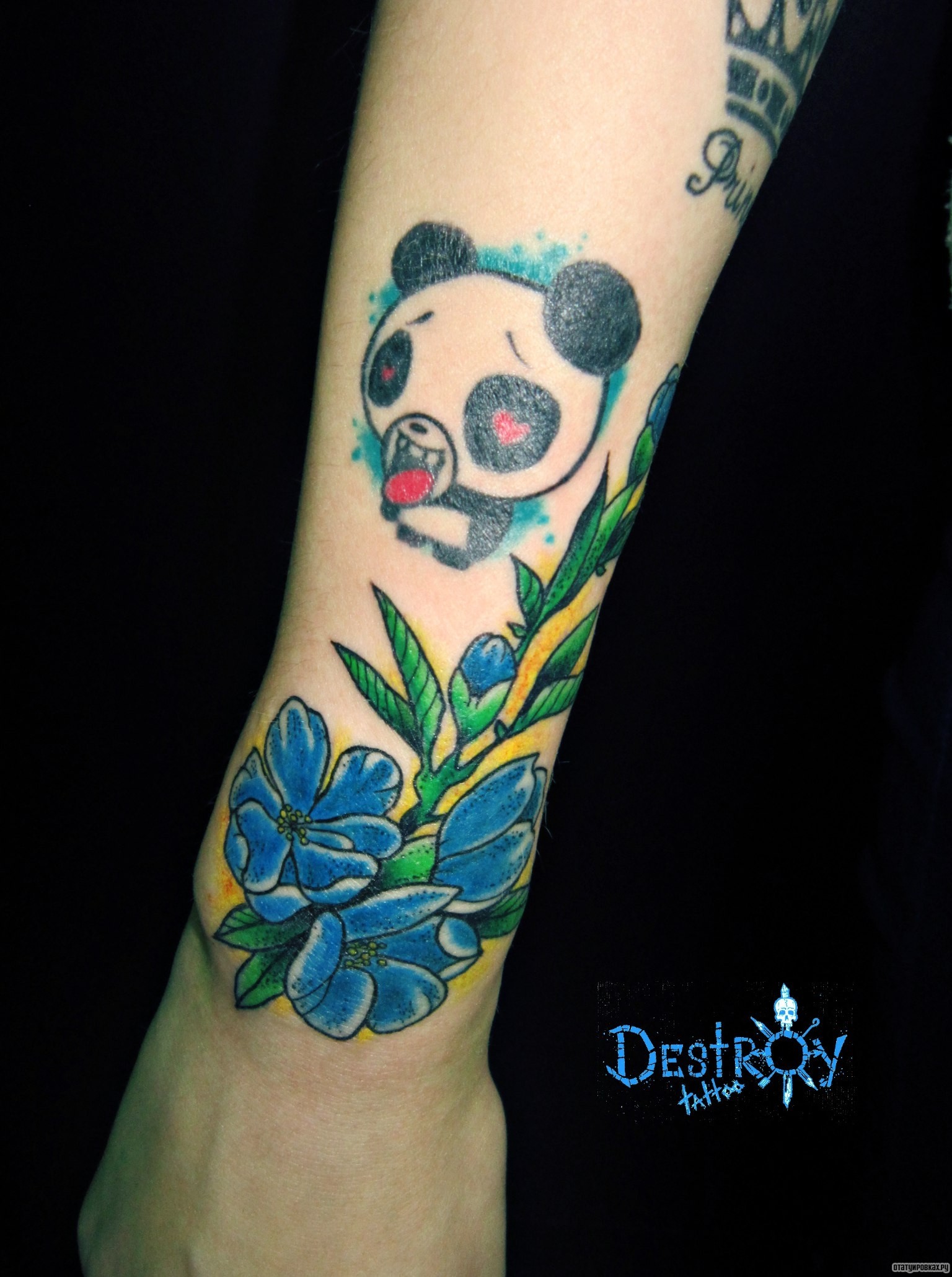 Фотография татуировки под названием «Панда и цветы»