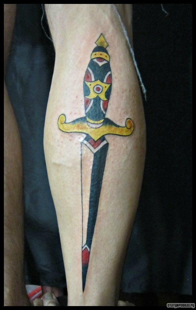 Фотография татуировки под названием «Кинжал»