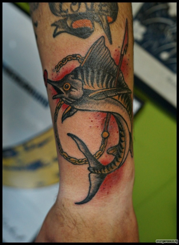 Фотография татуировки под названием «Рыба с острогой»