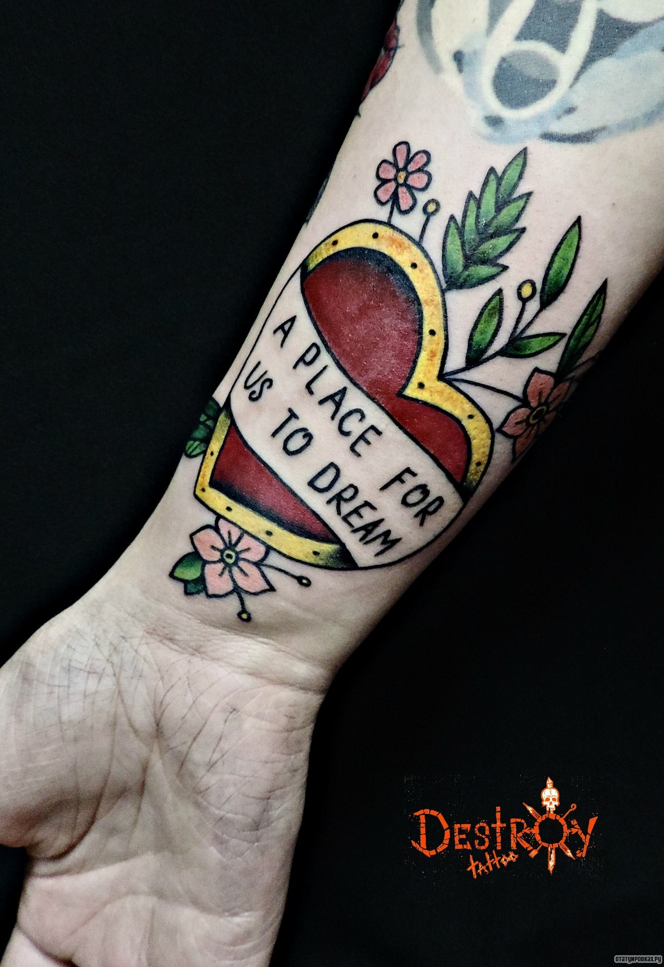 Фотография татуировки под названием «Сердце и надпись»