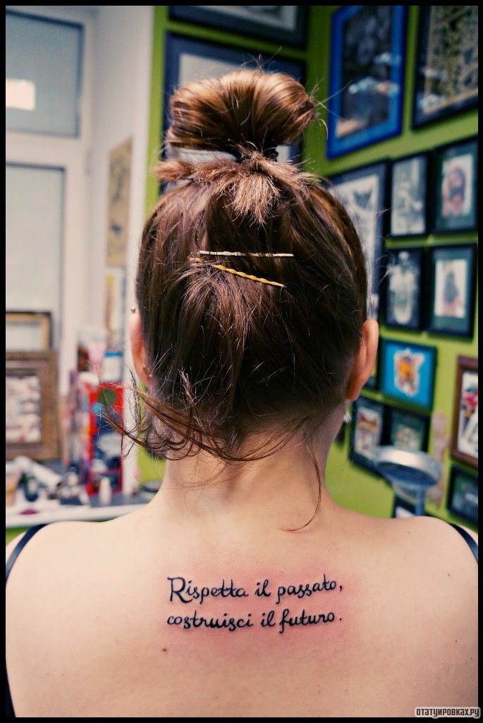 Фотография татуировки под названием «Надписи на спине девушки»