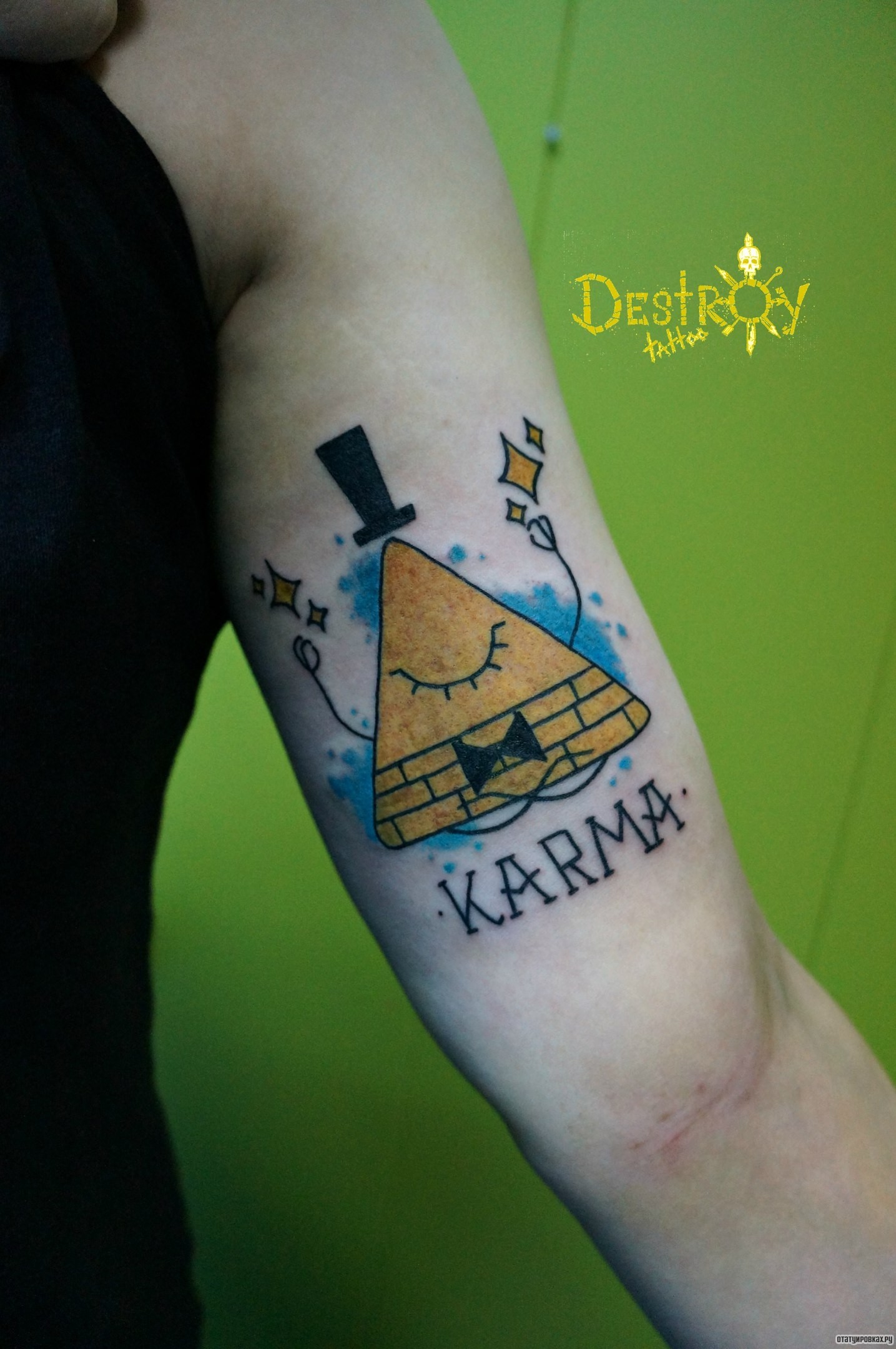 Фотография татуировки под названием «Желтый треугольник и надпись карма»