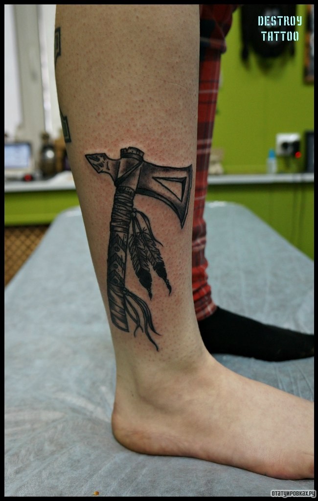 Фотография татуировки под названием «Топор»