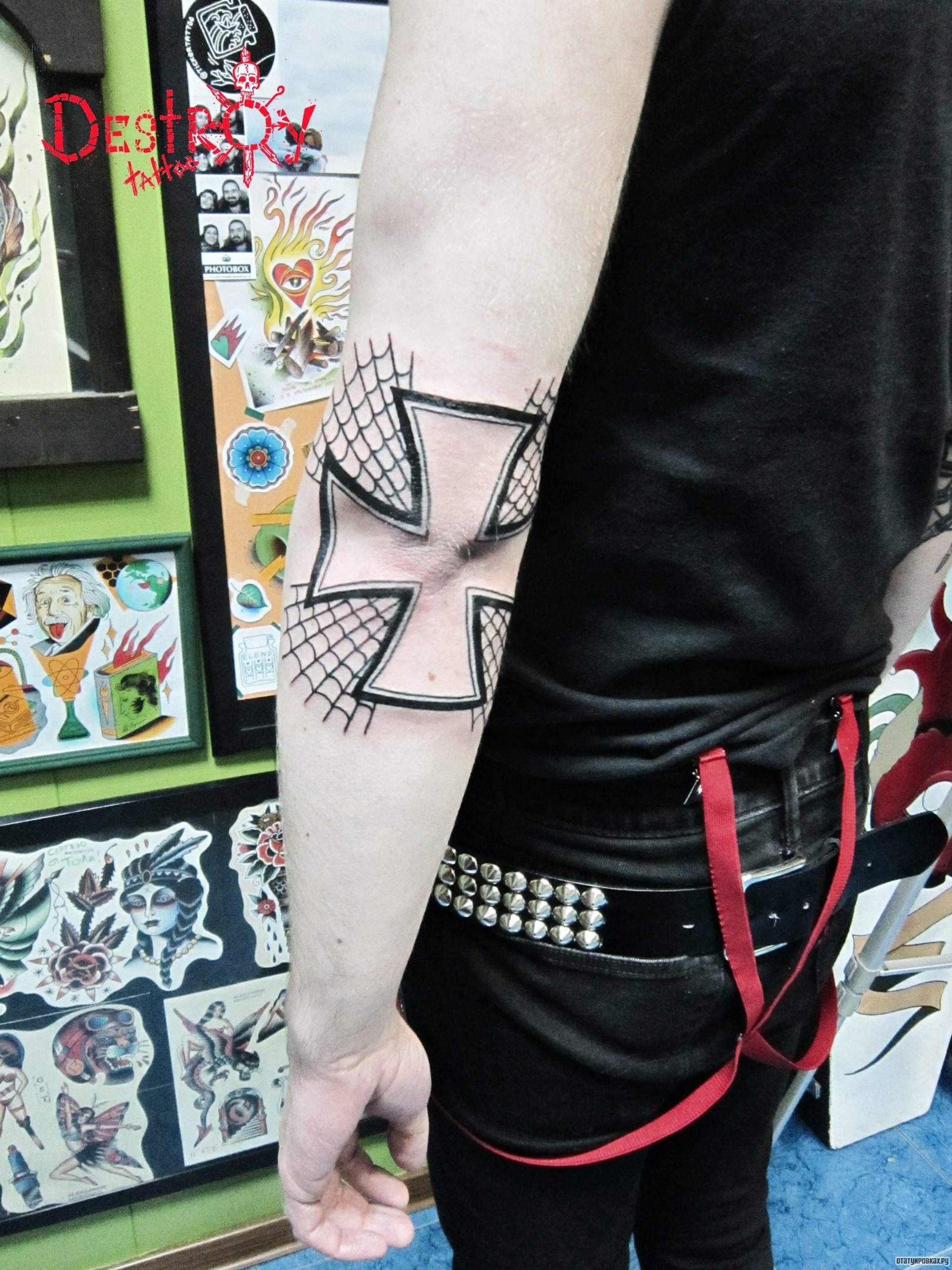 Фотография татуировки под названием «Крест с паутиной»