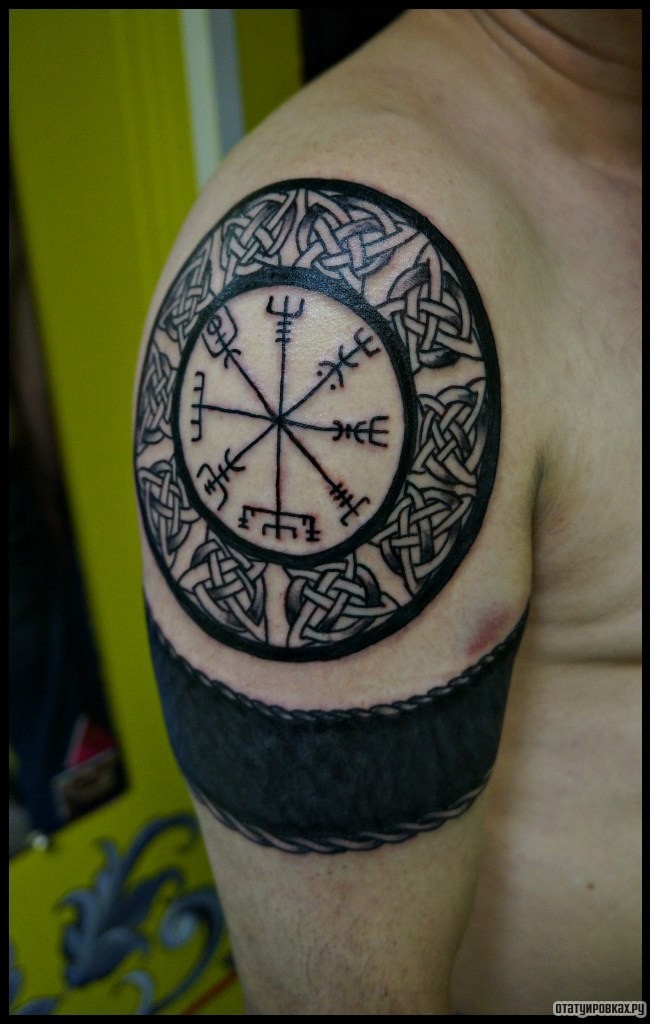 Фотография татуировки под названием «Руны и кельтские плетения»