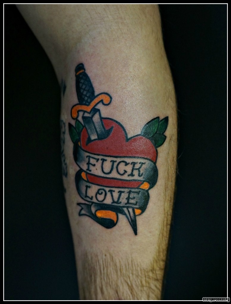 Фотография татуировки под названием «Сордце, кинжал и надпись»