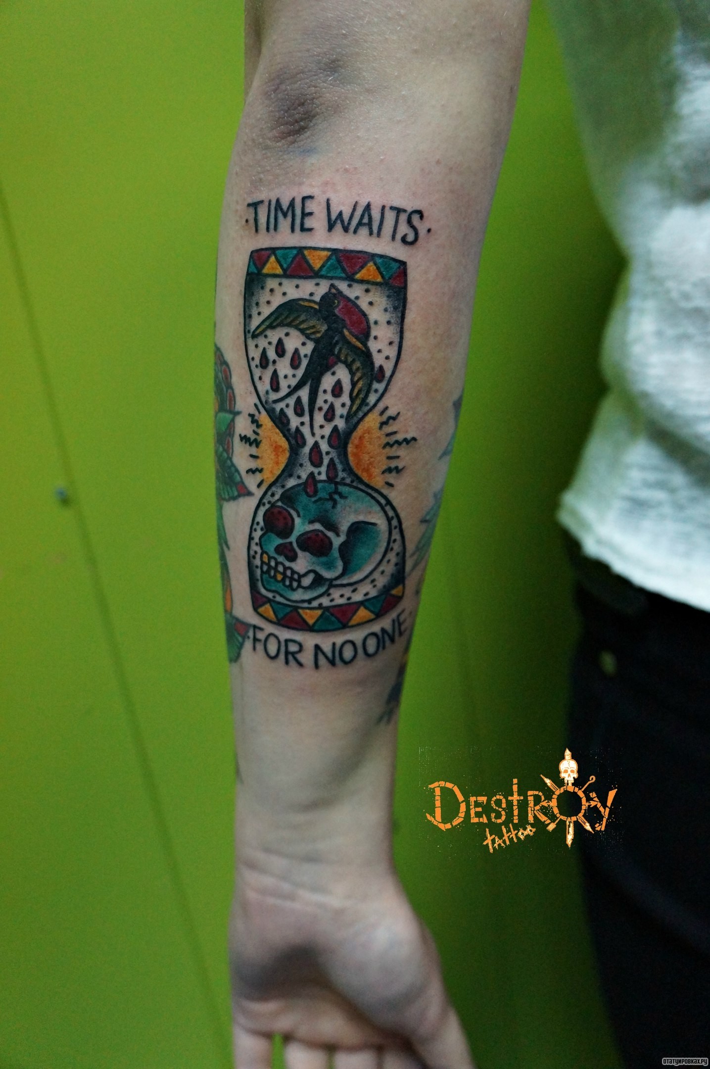Фотография татуировки под названием «Песочные часы»