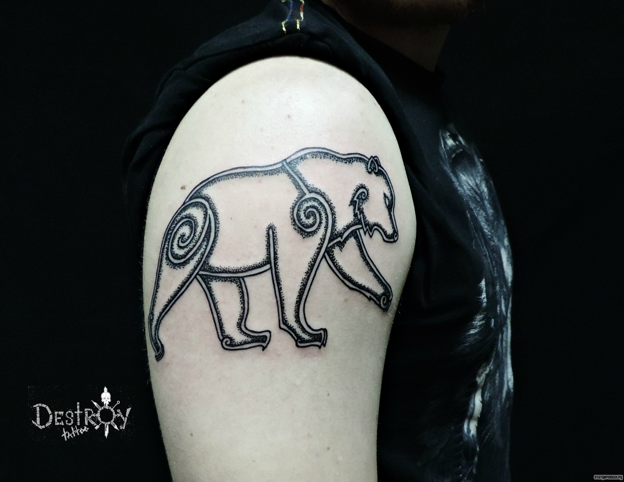 Фотография татуировки под названием «Медведь»