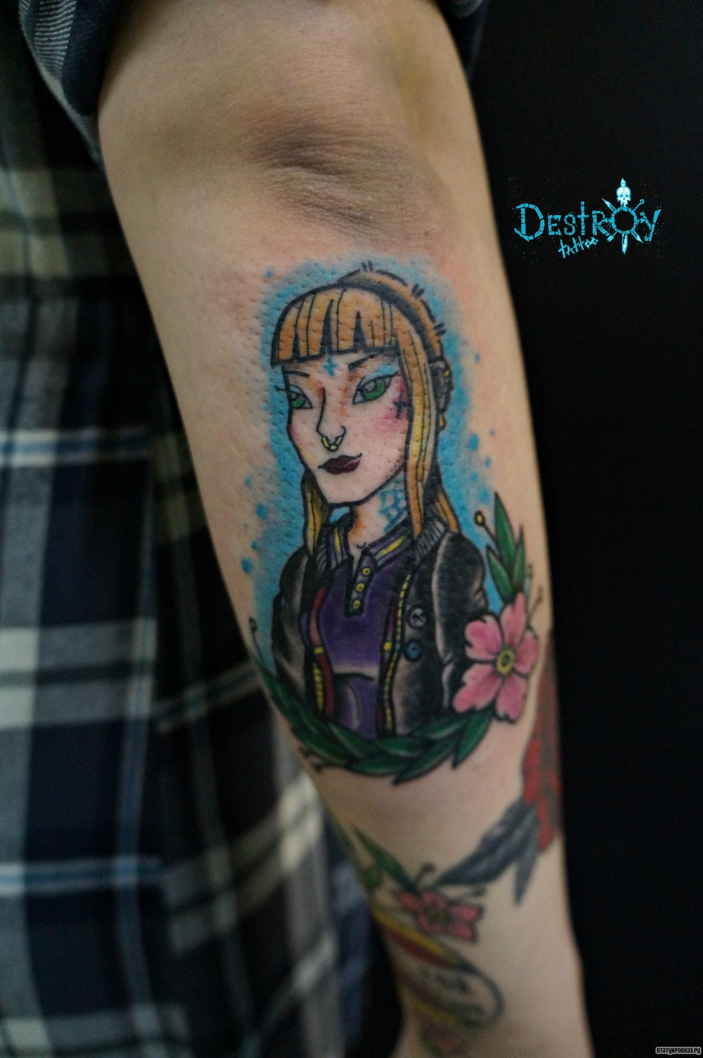 Фотография татуировки под названием «Девушка с цветком»